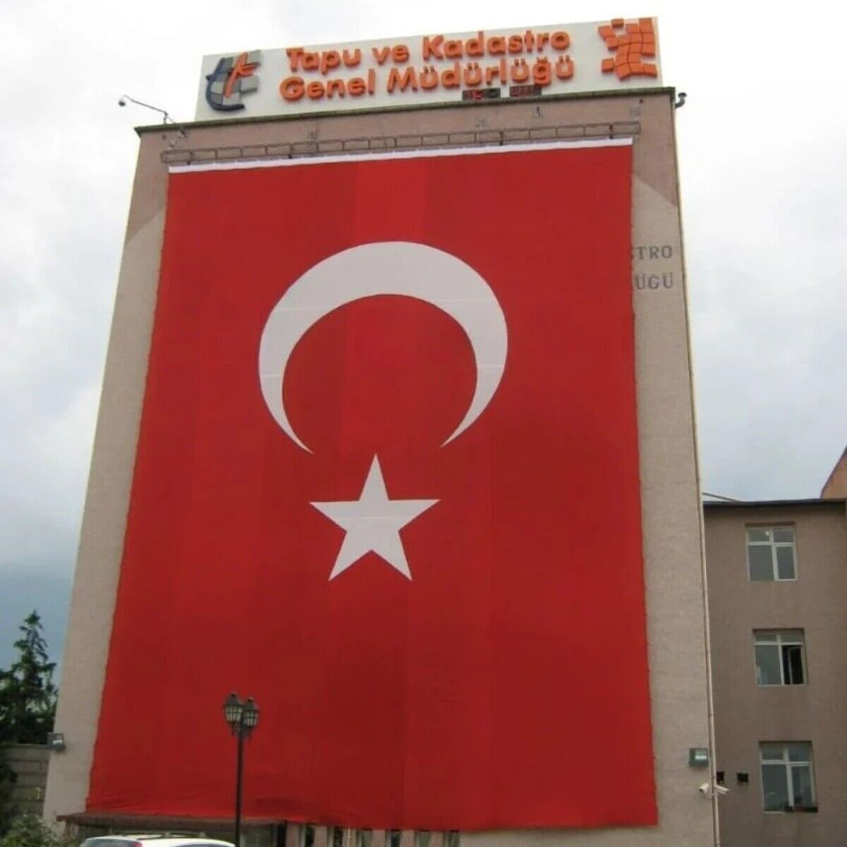 Bina Cephe Asansörlü Bayrak Sistemi