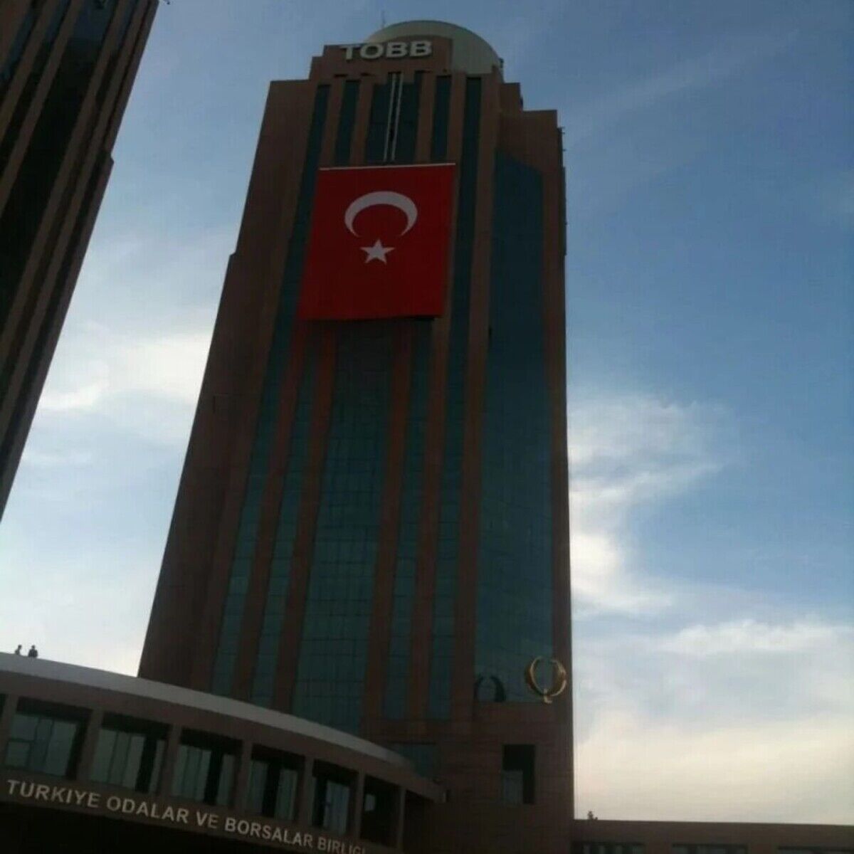 Cephe Giydirme Asansörlü Bayrak Sistemi