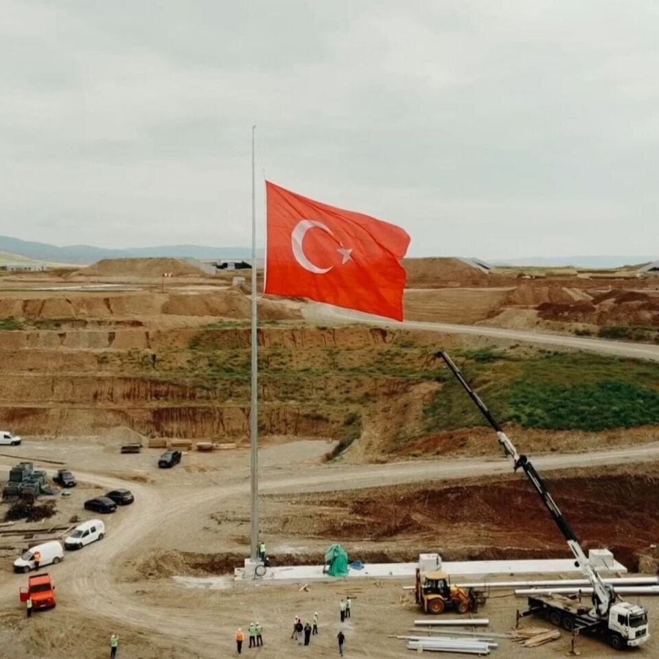 Asansörlü Bayrak Direkleri